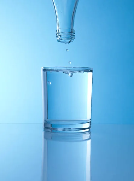 Glas Wasser Auf Blauem Hintergrund — Stockfoto
