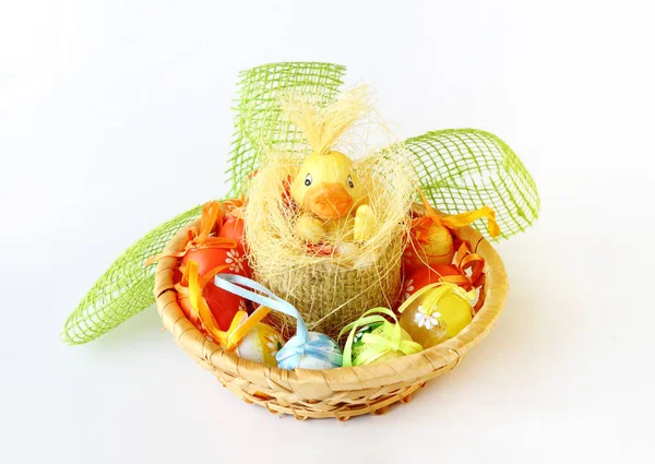 Dekoracja Wielkanocna Małą Kaczką Jajkami — Zdjęcie stockowe