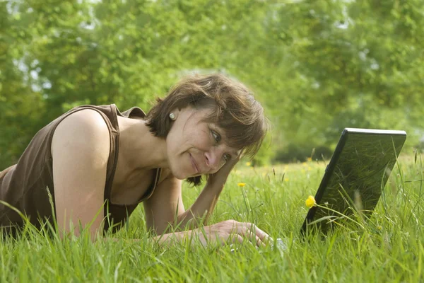 Mujer Joven Con Portátil Parque — Foto de Stock