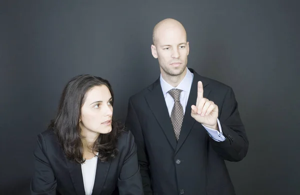 Geschäftspaar Schiebt Virtuellen Bildschirm — Stockfoto