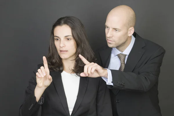 Pareja Negocios Empujando Pantalla Virtual — Foto de Stock