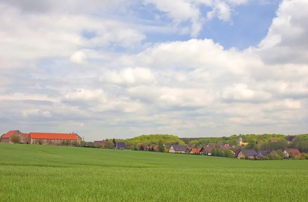 Widok Wieś Wieżą Kościelną — Zdjęcie stockowe