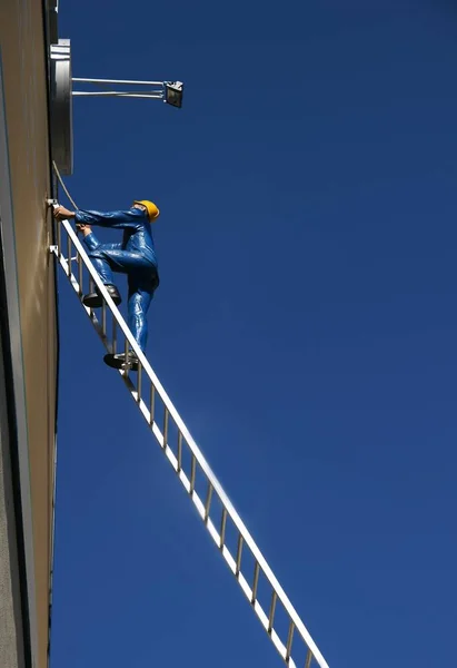 Craftsmen Climbs Ladder — Stock Photo, Image