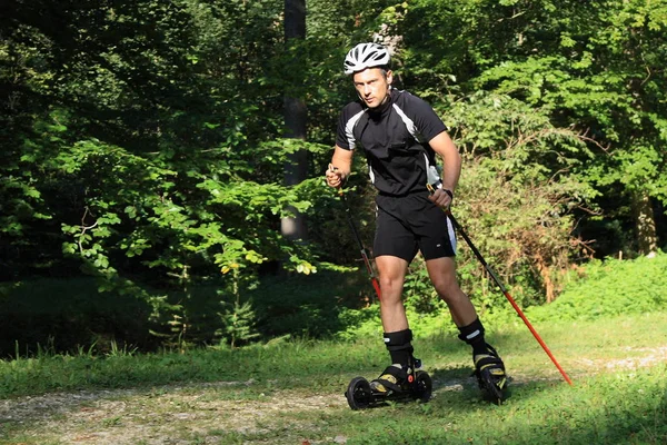 Jeune Homme Dans Casque Avec Sac Dos Sur Sentier Dans — Photo