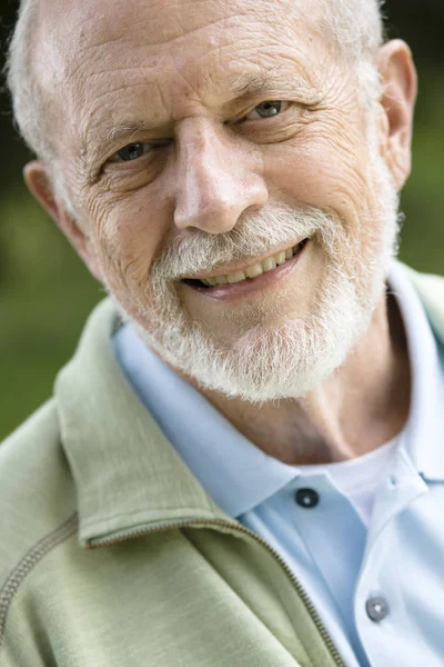 Портрет Счастливого Пожилого Человека Улыбающегося — стоковое фото