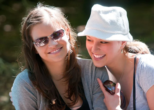Duas Meninas Óculos Sol Mulher Sorrindo — Fotografia de Stock