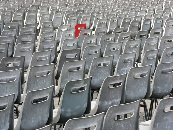 体育场里一排排的空椅子 — 图库照片