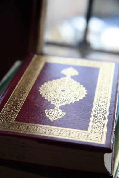 Corano Con Una Santa Bibbia — Foto Stock