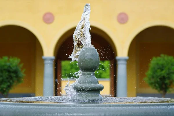 Wasser Spielen Einen Springbrunnen — Stockfoto