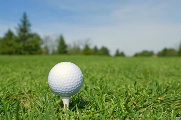 Golf Piłka Torze Wodnym Niebieskim Niebem — Zdjęcie stockowe