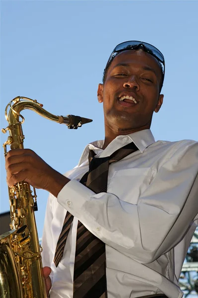 Zbliżenie Hip Young Saksofonista — Zdjęcie stockowe
