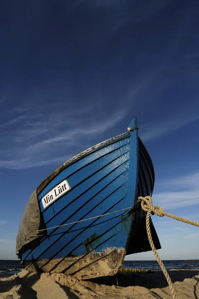 ビーチで青の漁船 — ストック写真