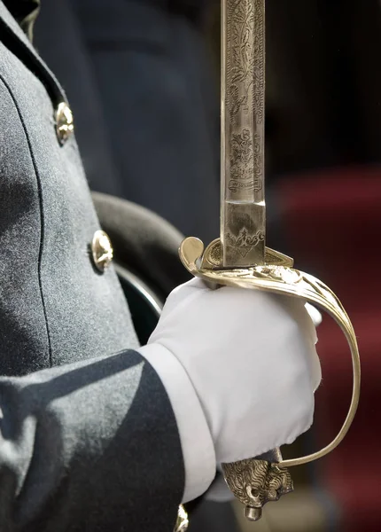 Fechar Homem Terno Segurando Uma Espada Bolso — Fotografia de Stock