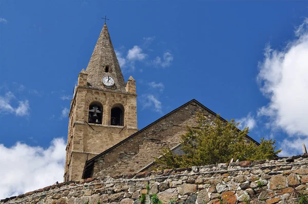 Kirche Hinter Der Mauer — Stockfoto