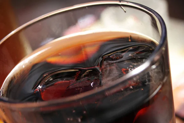 Kopje Koffie Met Ijsblokjes Tafel — Stockfoto