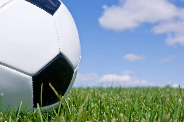 蓝天下草地上的足球 — 图库照片
