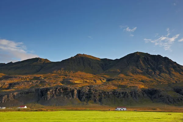 Island Vymezený Svou Dramatickou Krajinou — Stock fotografie