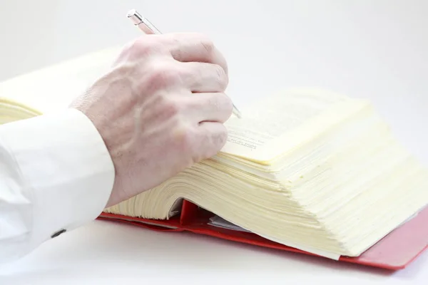 Zbliżenie Żeńskiej Ręki Trzymającej Książkę Długopisem — Zdjęcie stockowe