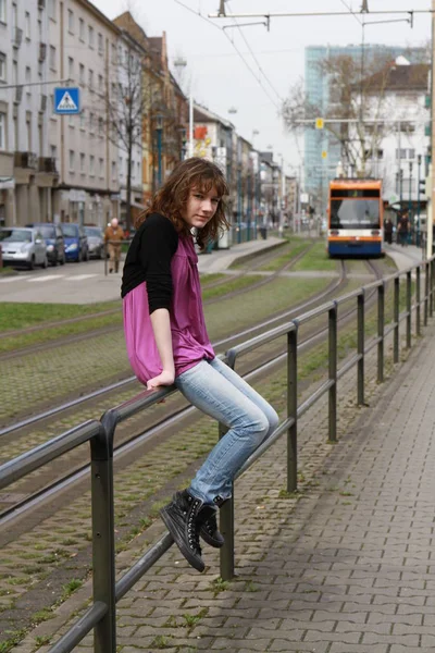 Junges Schönes Mädchen Der Stadt — Stockfoto