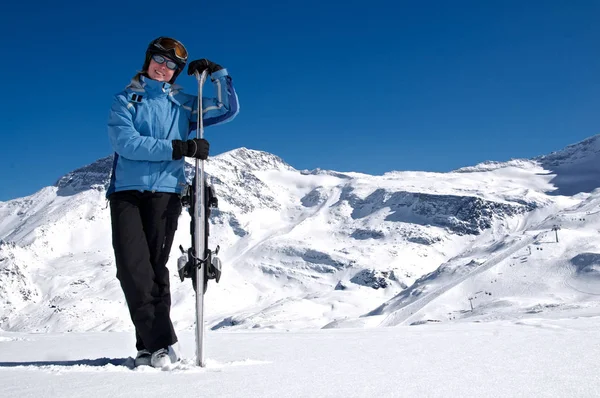 Femme Avec Sac Dos Debout Sur Sommet Montagne — Photo