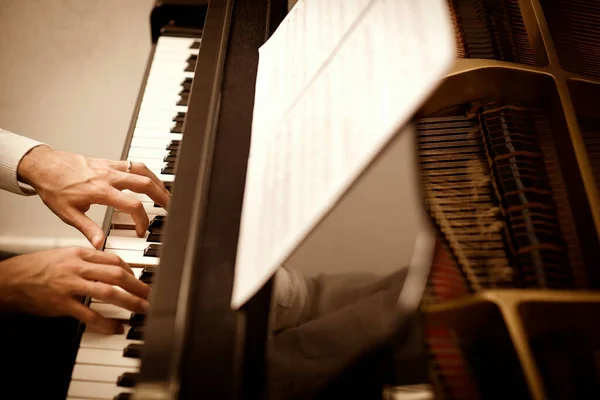 Крупним Планом Музикант Грає Піаніно — стокове фото