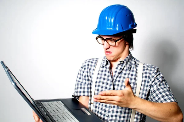 Junger Mann Mit Helm Und Laptop — Stockfoto