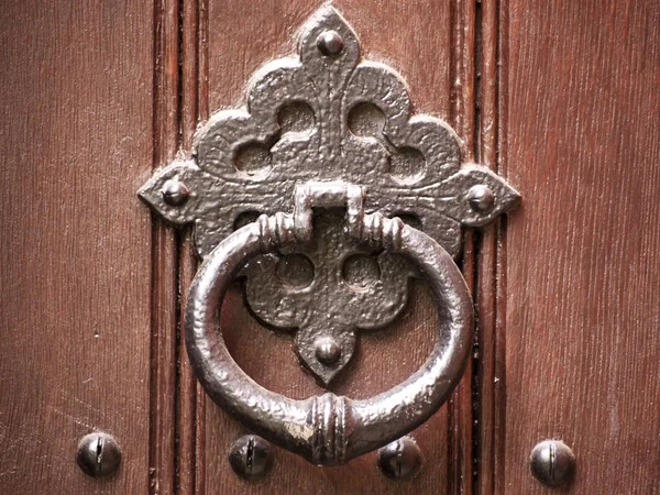 Πόρτα Knocker Χάλκινο Κατά Διάρκεια Της Ημέρας — Φωτογραφία Αρχείου