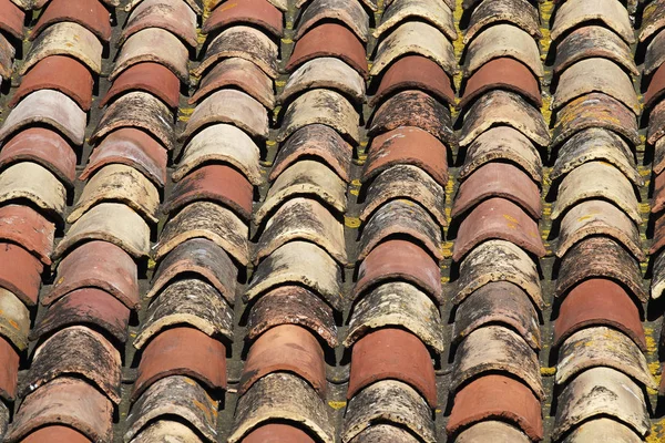 Dach Aus Halbrunden Terrakotta Ziegeln — Stockfoto