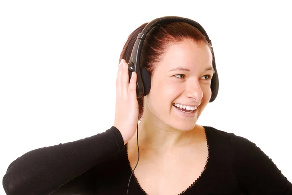 Kulaklıkla Müzik Dinleyen Genç Bir Kadın — Stok fotoğraf