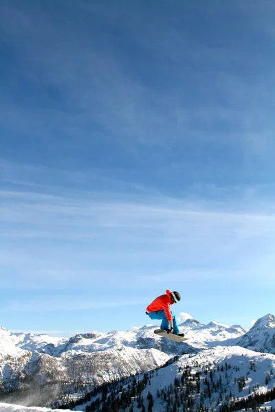 Snowboarding Sjezdovce Lyžařském Areálu — Stock fotografie