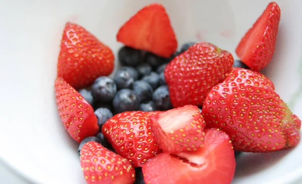 Fragole Fresche Una Ciotola Fondo Bianco — Foto Stock