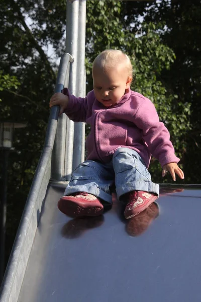 Kleines Mädchen Auf Einem Spielplatz — Stockfoto