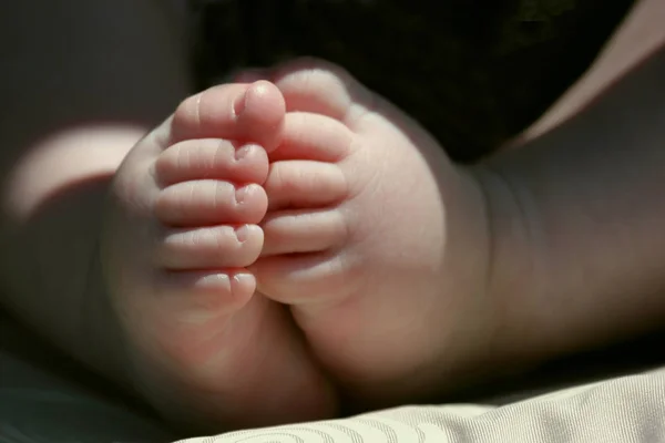 Kleine Baby Benen Voeten Kinderopvang — Stockfoto