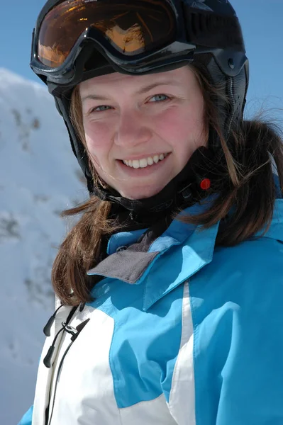 穿着滑雪板护目镜的年轻女子 — 图库照片