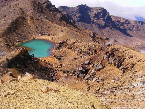 Kızıl Kraterde Göl — Stok fotoğraf