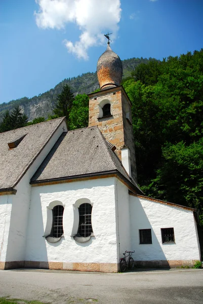 Dağlardaki Eski Ahşap Kilise — Stok fotoğraf
