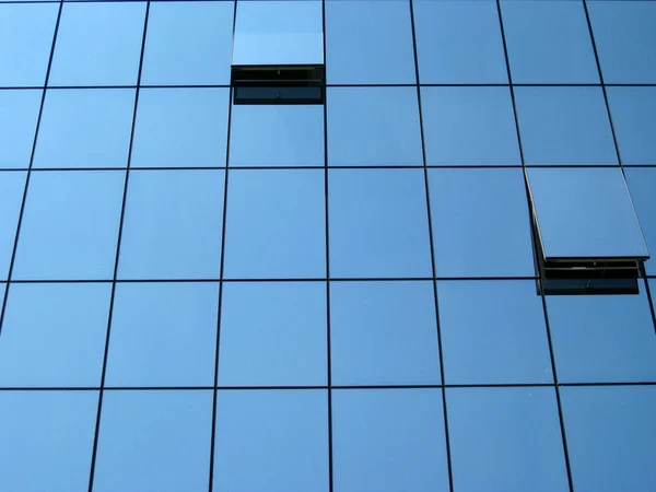 Modern Kontorsbyggnad Med Reflektion Och Ett Öppet Fönster — Stockfoto