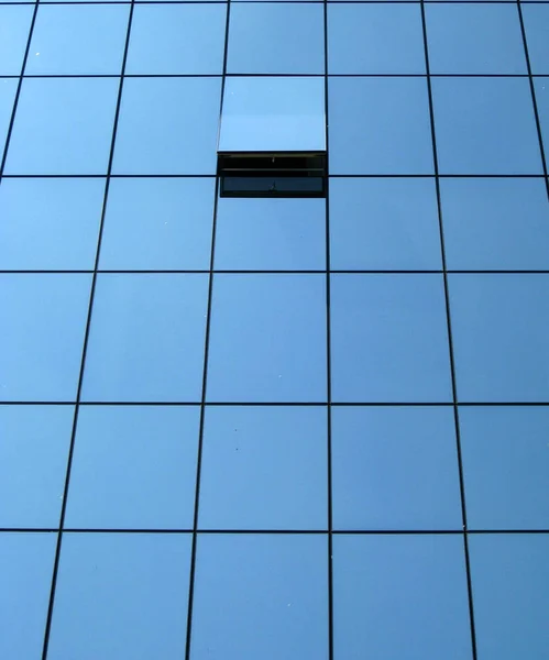 Moderno Edificio Oficinas Con Reflexión Una Ventana Abierta —  Fotos de Stock