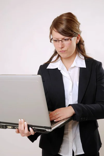 Mujer Negocios Con Portátil Oficina —  Fotos de Stock