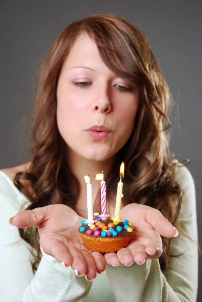 Mujer Joven Con Pastel Cumpleaños — Foto de Stock