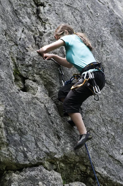 Young Woman Climbing Rock — Stock Photo, Image