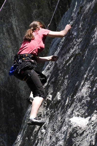 Jovem Mulher Escalando Rocha — Fotografia de Stock