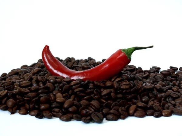 Czerwony Gorący Pieprz Chili Górze Ziarna Kawy — Zdjęcie stockowe