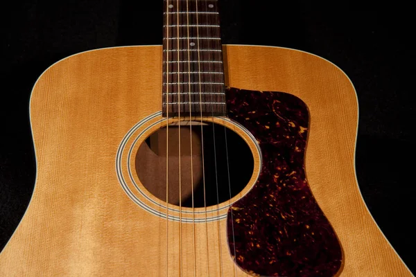 Guitarra Acústica Sobre Fondo Negro —  Fotos de Stock