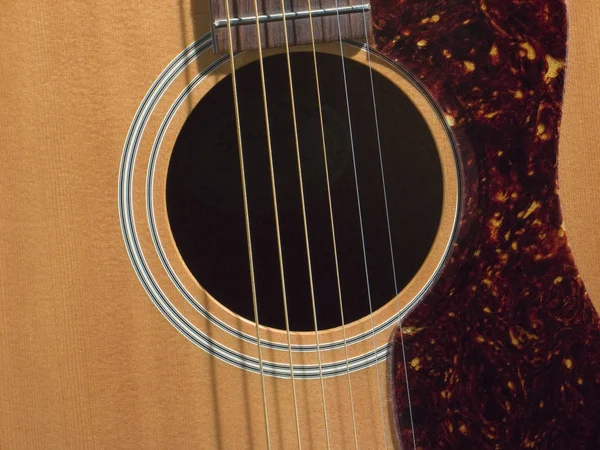テーブルの上のアコースティックギター — ストック写真