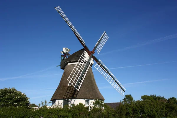 Malerischer Blick Auf Die Landschaft Mit Windmühlenbau — Stockfoto