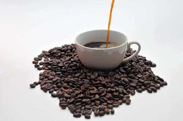 Tasse Kaffee Mit Bohnen Auf Weißem Hintergrund — Stockfoto
