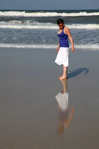 Giovane Donna Abito Bianco Esecuzione Sulla Spiaggia — Foto Stock