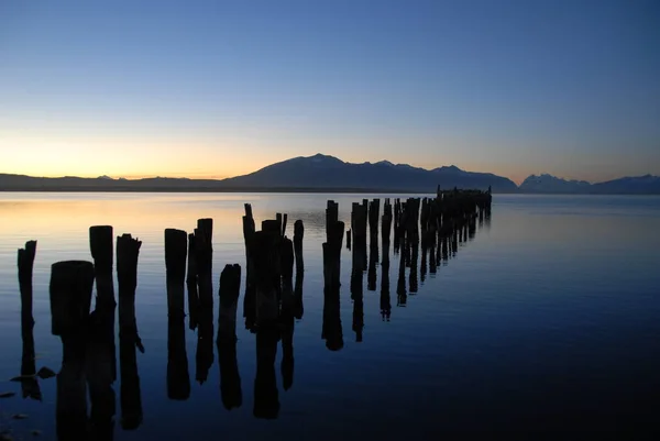 夕阳西下的湖景 — 图库照片