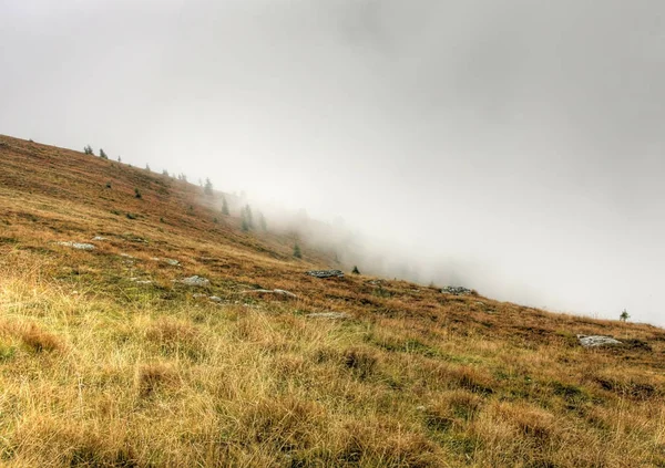 Paisagem Montanhosa Com Nevoeiro Nuvens — Fotografia de Stock
